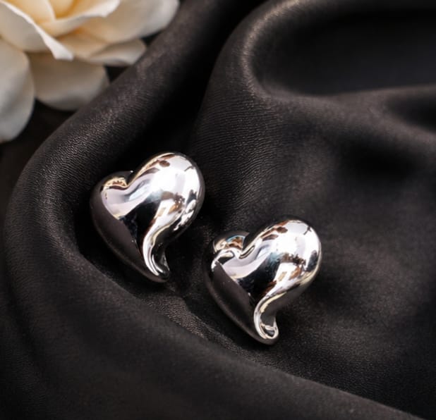 [NG-ER-024] Pure heart statement studs